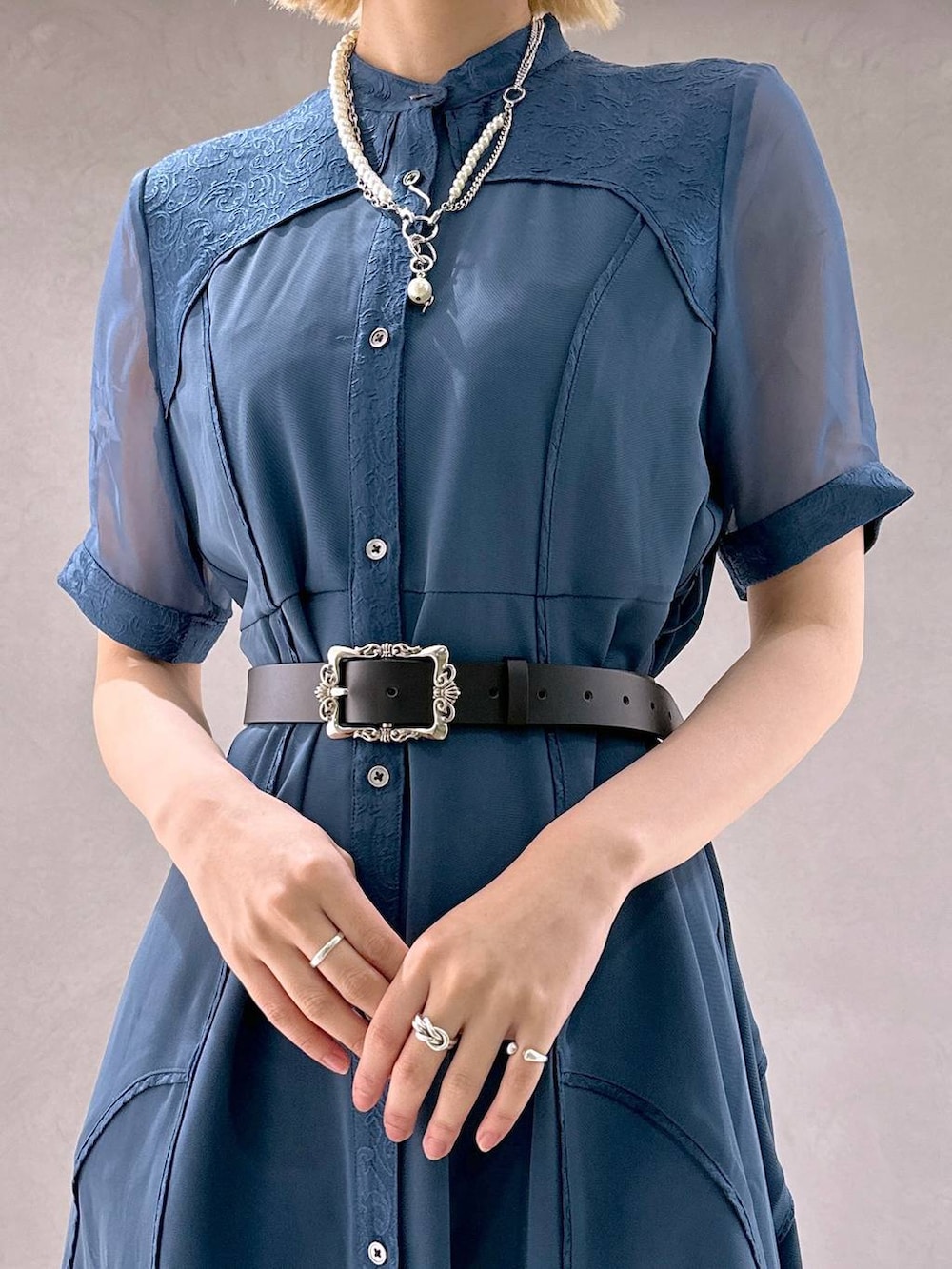 ブラック系のサンダル、ブルー系のワンピース、ブラック系のベルトを着用したレディースの夏コーディネートの5枚目の写真