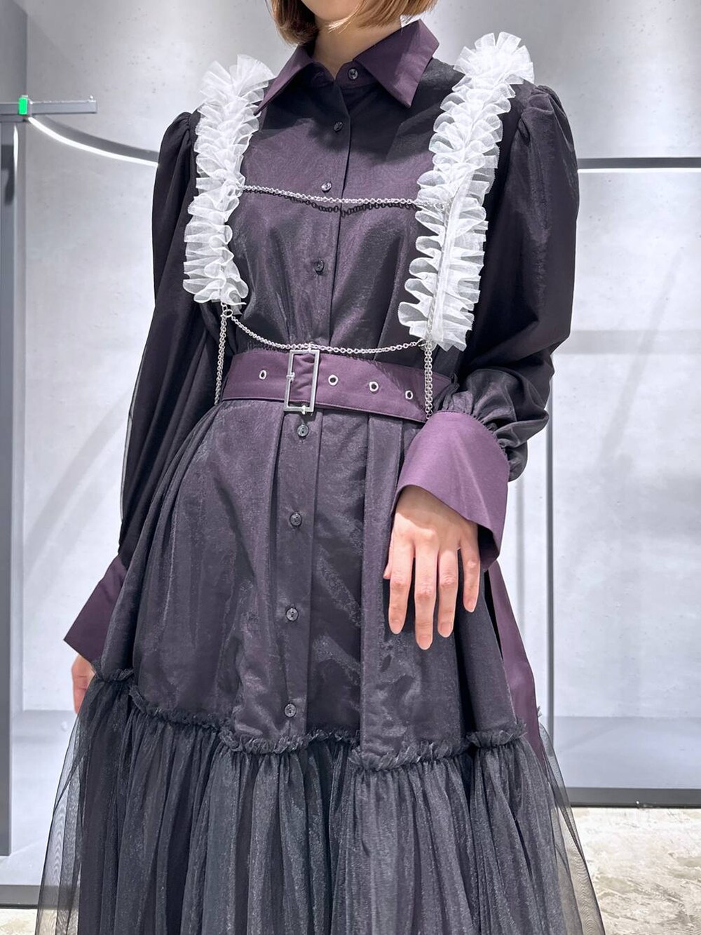 ブラック系のブーツ、パープル系のワンピース、ホワイト系のサスペンダーを着用したレディースの夏コーディネートの5枚目の写真