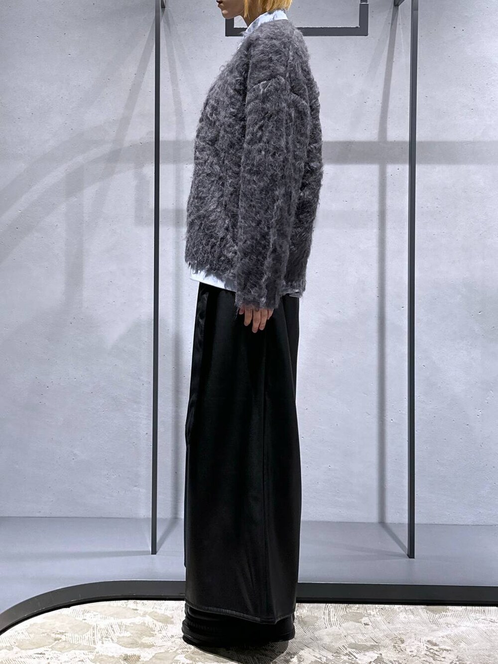 ブラック系のその他パンツ、グレー系のカーディガン/ボレロ、ブラック系のブーツを着用したレディースの冬コーディネートの2枚目の写真