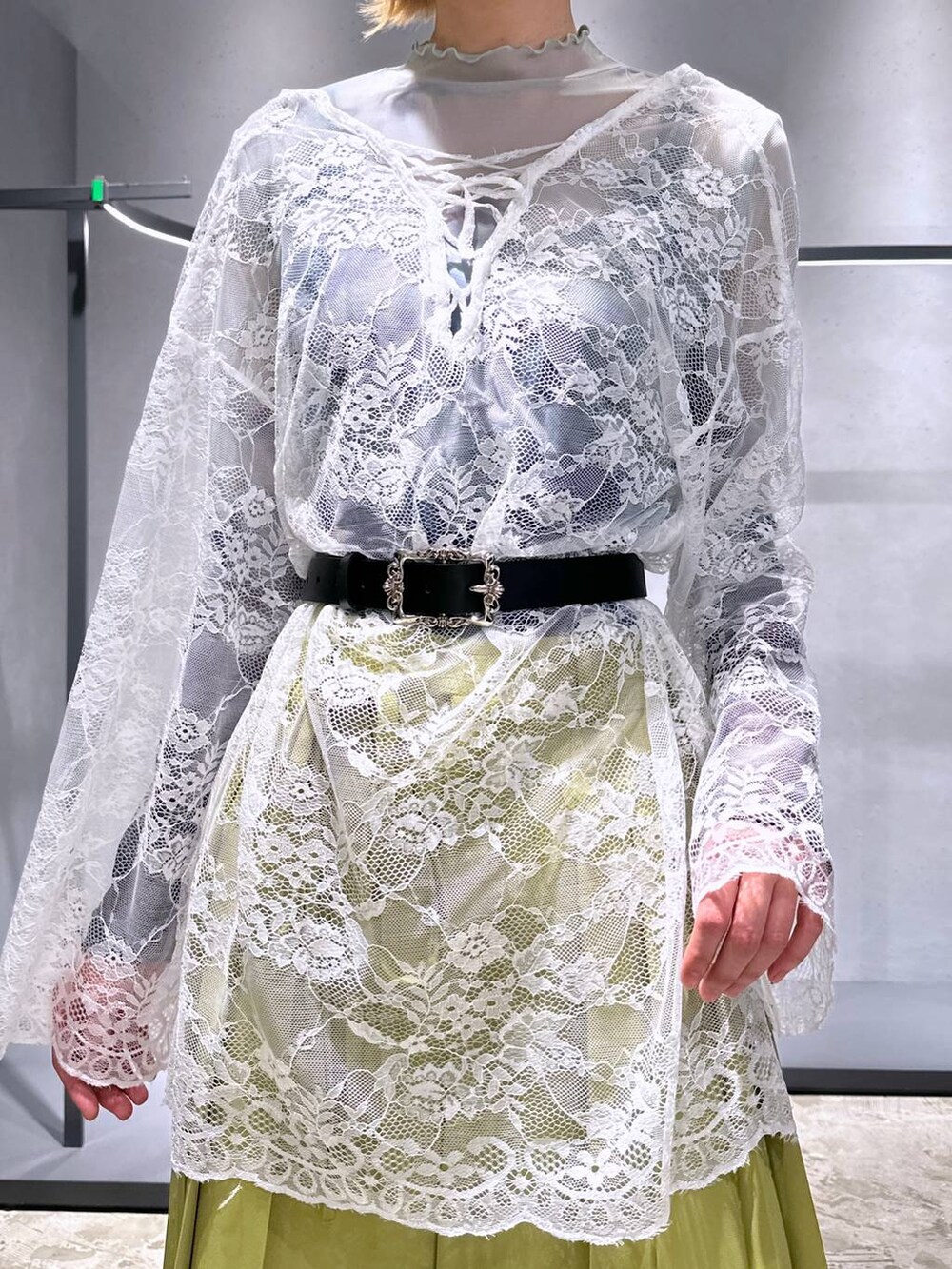 グリーン系のその他パンツ、グリーン系のTシャツ/カットソー、ブラック系のスニーカーを着用したレディースの冬コーディネートの5枚目の写真