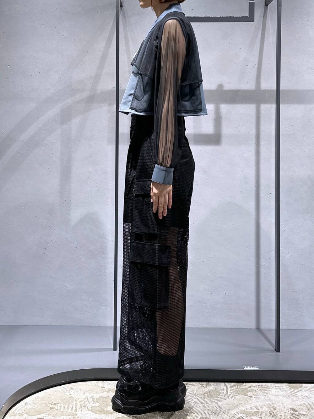 ブラック系のタンクトップ、ブラック系のサンダル、ブラック系のカーゴパンツを着用したレディースの夏コーディネートの2枚目の写真