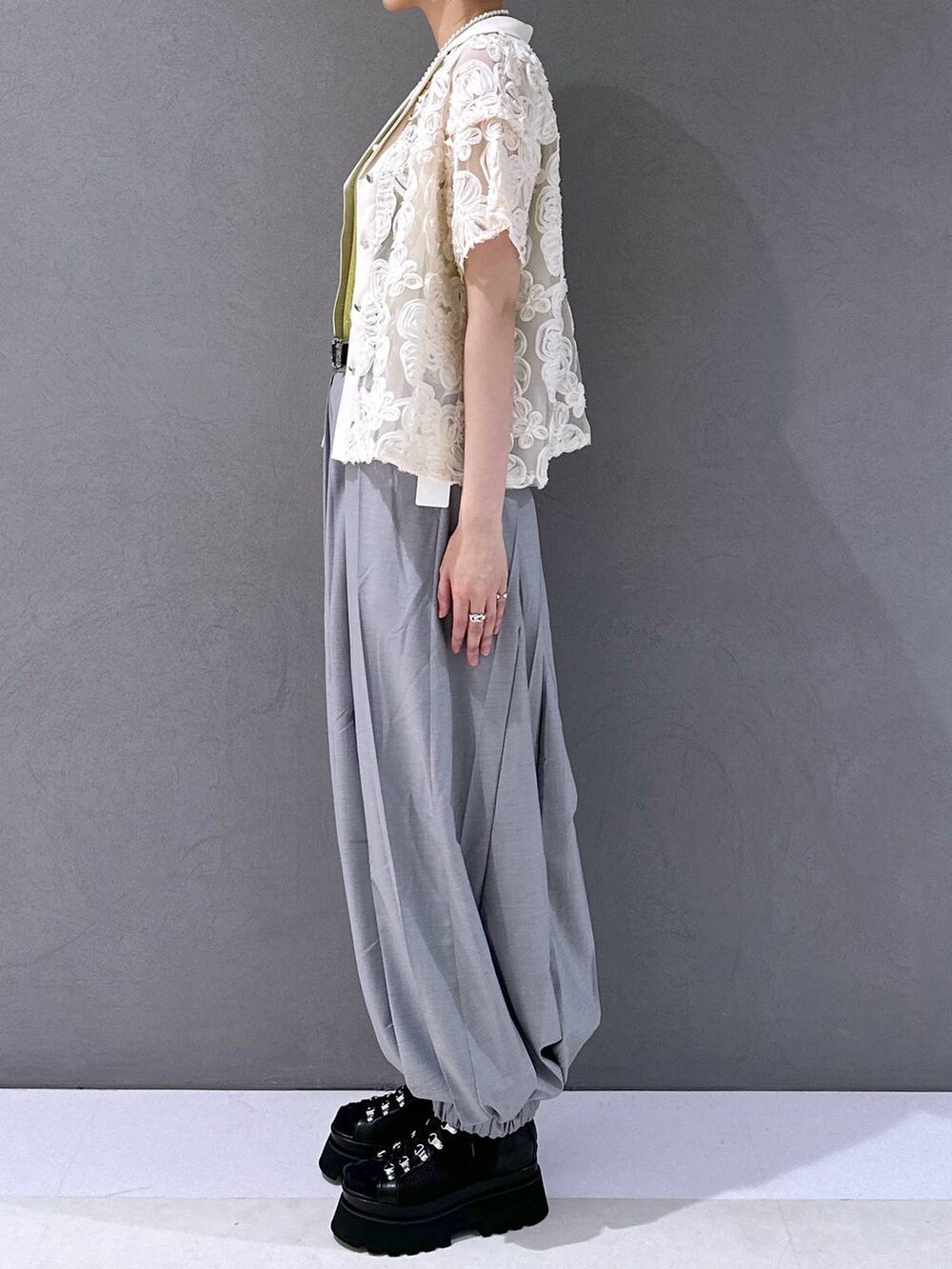 ブラック系のサンダル、イエロー系のタンクトップ、グレー系のその他パンツを着用したレディースの春コーディネートの2枚目の写真