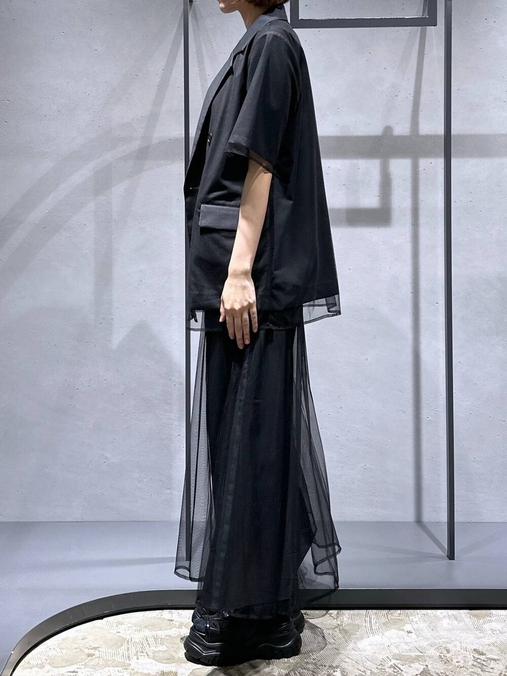 ブルー系のTシャツ/カットソー、ブラック系のサンダル、グレー系のその他パンツを着用したレディースの夏コーディネートの2枚目の写真