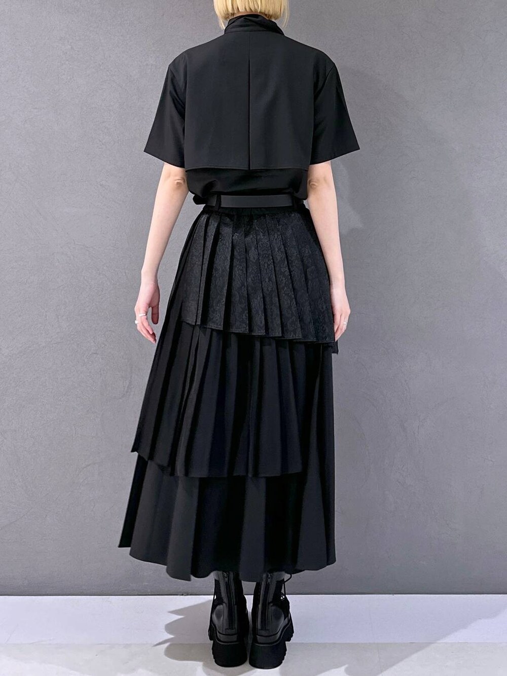 ブラック系のサンダル、ブラック系のスカート、ブラック系のシャツ/ブラウスを着用したレディースの春コーディネートの3枚目の写真