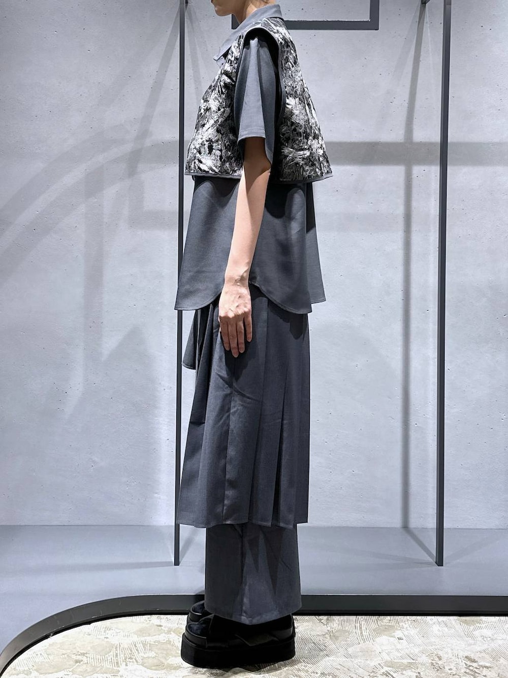 ブラック系のサンダル、グレー系のシャツ/ブラウス、グレー系のその他パンツを着用したレディースの春コーディネートの3枚目の写真