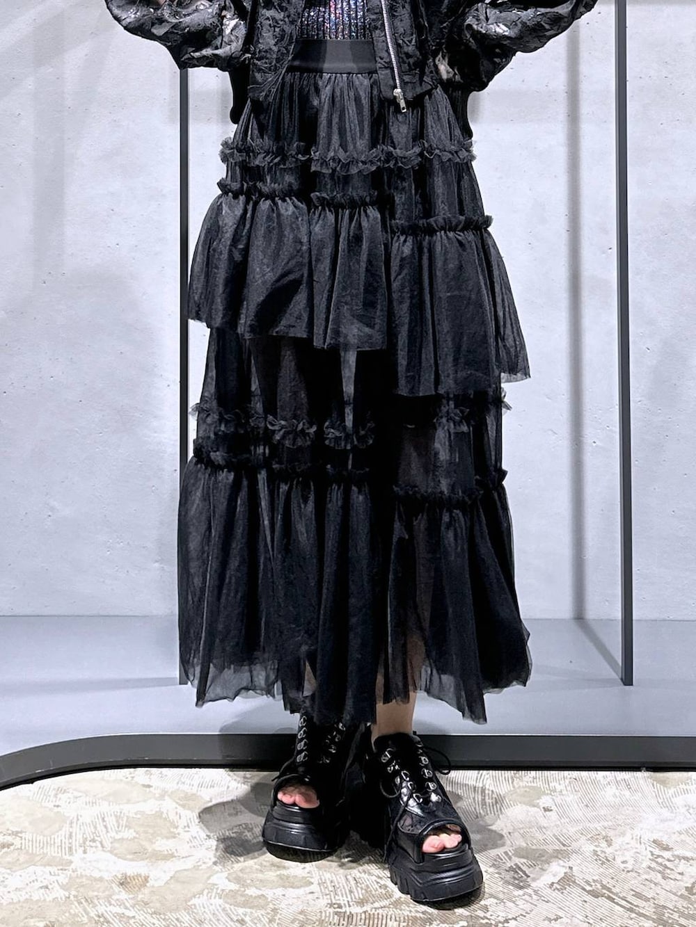 ブラック系のタンクトップ、ブラック系のサンダル、ブラック系のスカートを着用したレディースの夏コーディネートの6枚目の写真