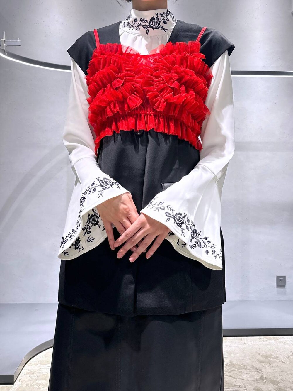 ブラック系のブーツ、ホワイト系のシャツ/ブラウス、ブラック系のスカートを着用したレディースの秋コーディネートの5枚目の写真