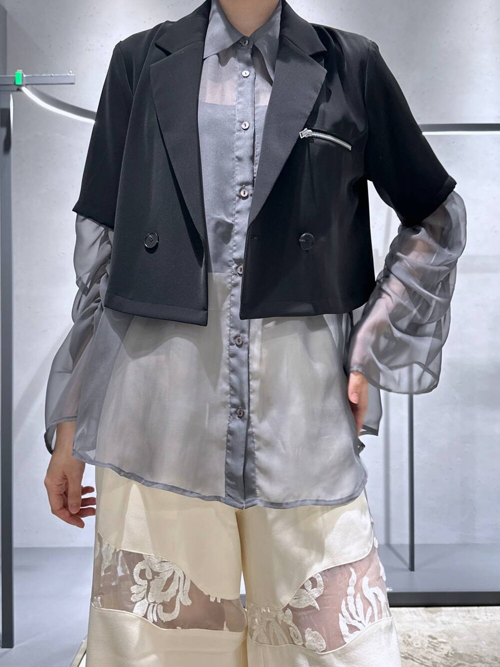 シルバー系のサンダル、ホワイト系のその他パンツ、グレー系のシャツ/ブラウスを着用したレディースの夏コーディネートの2枚目の写真