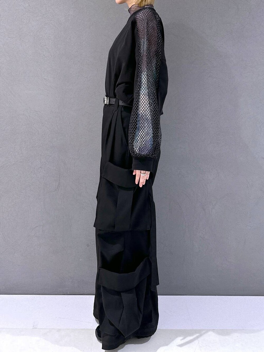 ブラック系のカーゴパンツ、ブラック系のベルトを着用したレディースの春コーディネートの2枚目の写真