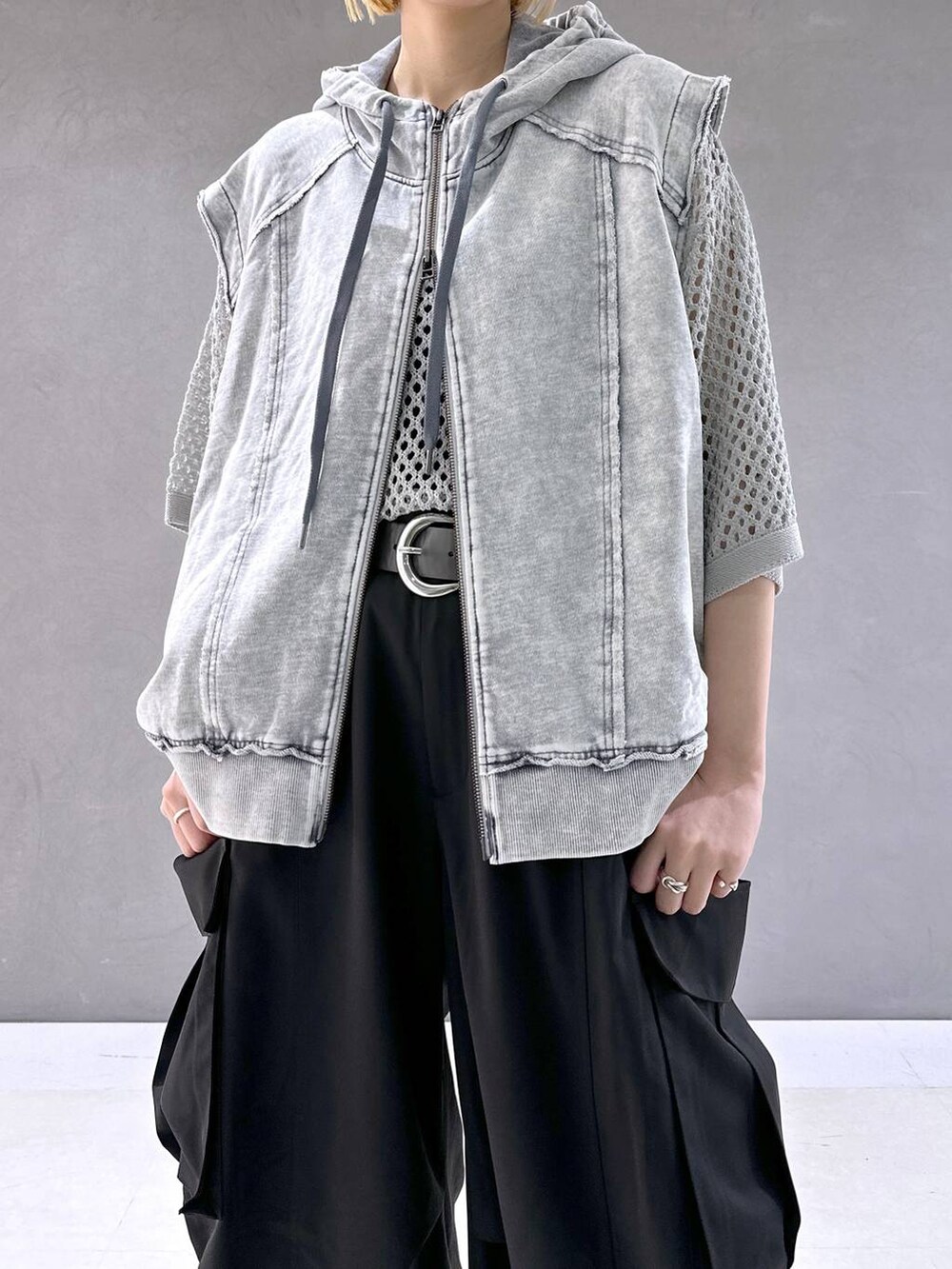 ブラック系のサンダル、ブラック系のカーゴパンツ、グレー系のニット/セーターを着用したレディースの春コーディネートの5枚目の写真