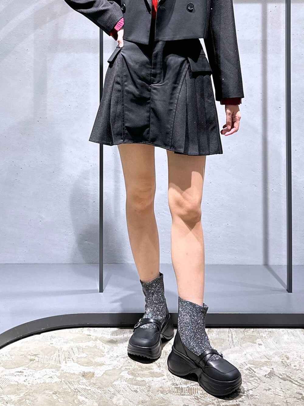 シルバー系のブーツ、ブラック系のテーラードジャケット、ブラック系のその他パンツを着用したレディースの秋コーディネートの6枚目の写真