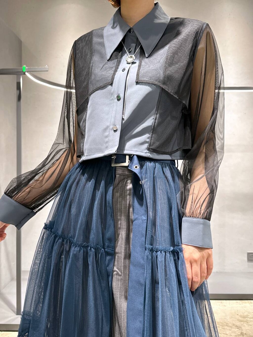 ブラック系のサンダル、グレー系のシャツ/ブラウス、その他のカーゴパンツを着用したレディースの夏コーディネートの5枚目の写真