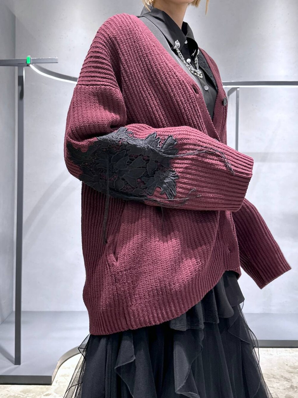 「高身長、メンズライク、女子ウケ、休日コーデ、秋コーデ、冬コーデ、骨格ウェーブ、個性派、モード、きれいめ、HARE、カーディガン、シャツ、ニット、スカート」｜「HAREのデザインラペルクリップ(HARE)（ブローチ/コサージュ、シルバー系）」を使った、ココロさん（レディース・169cm）の冬コーディネートの5枚目の写真