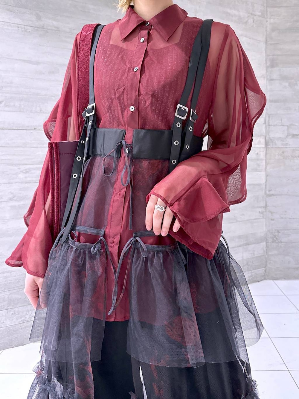 「カラーコーデ_HARE、ワイドパンツ、高身長、メンズライク、女子ウケ、休日コーデ、春コーデ、冬コーデ、骨格ウェーブ、個性派、モード、きれいめ、HARE、シアートップス」｜「HAREの2WAYスクエアラメニットタンクトップ(HARE)（タンクトップ、ブラック系）」を使った、ココロさん（レディース・169cm）の春コーディネートの5枚目の写真