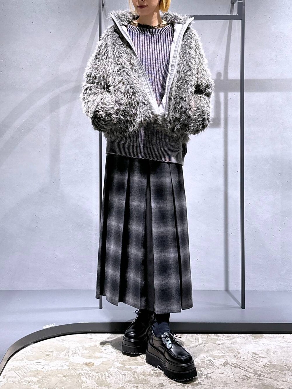 イエロー系のTシャツ/カットソー、ブラック系のドレスシューズ、ベージュ系のブルゾンを着用したレディースの秋コーディネートの4枚目の写真