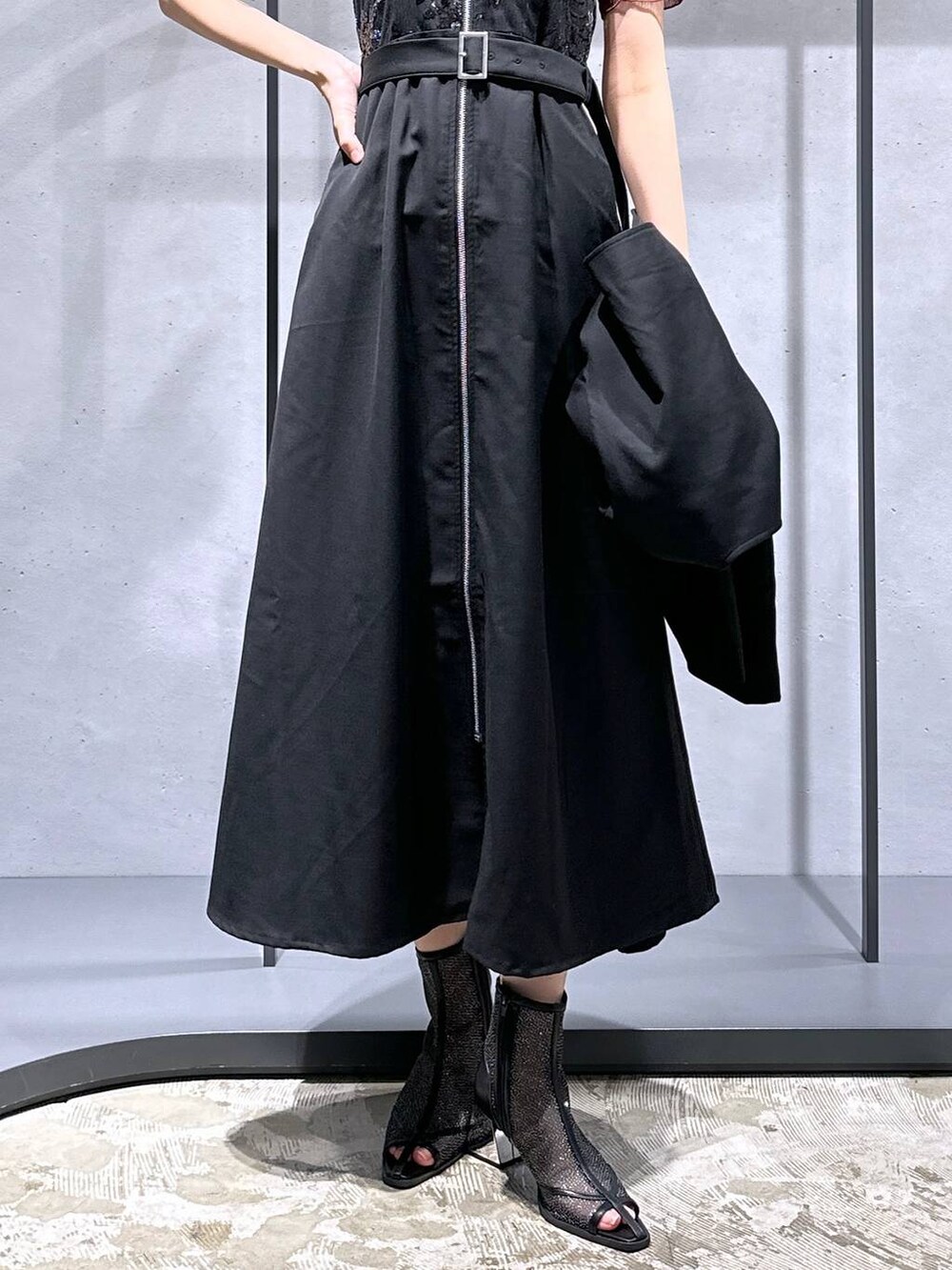 ブラック系のサンダル、レッド系のTシャツ/カットソー、ブラック系のジャンパースカートを着用したレディースの夏コーディネートの6枚目の写真