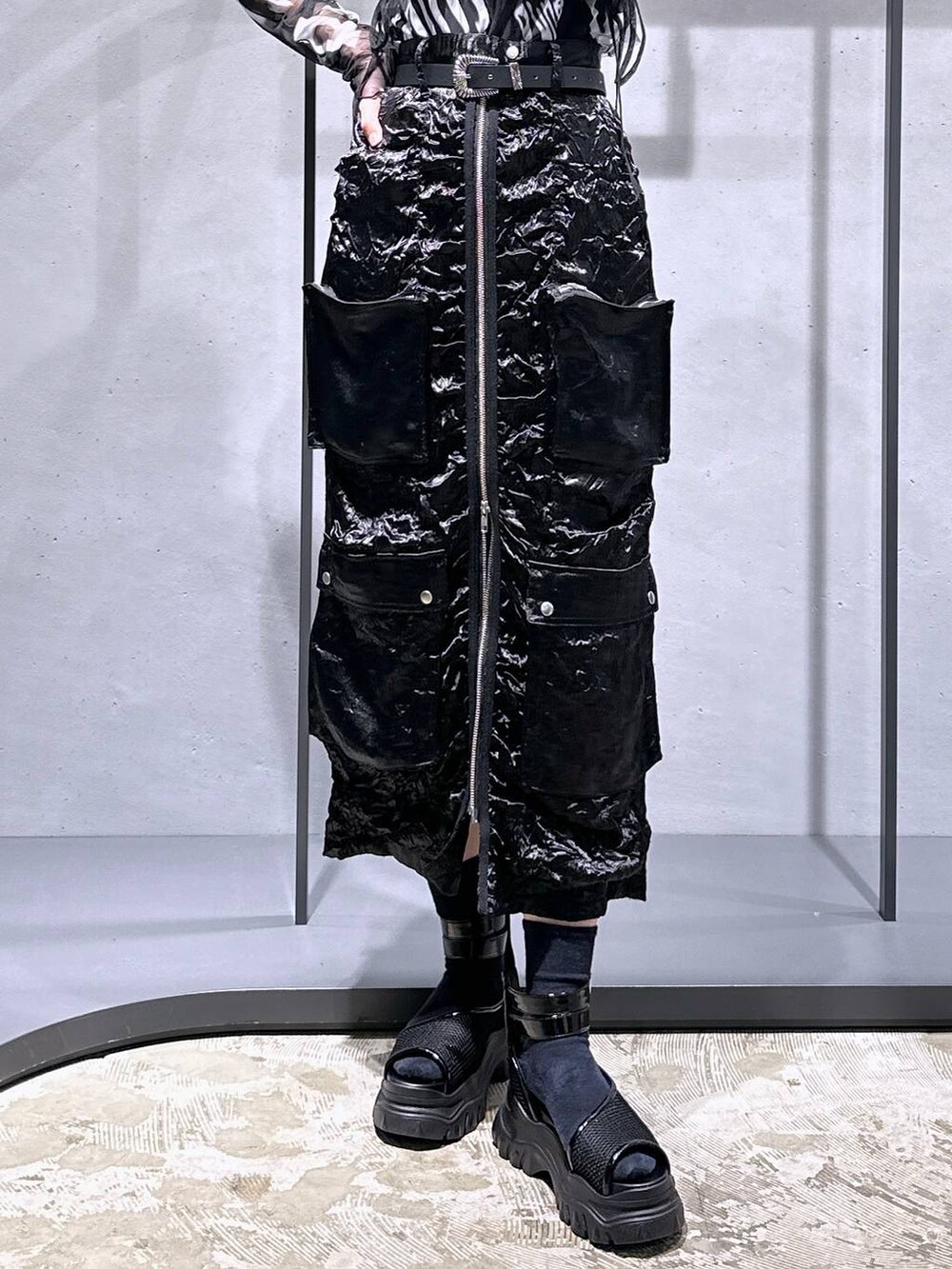 ブラック系のチューブトップ、ブラック系のサンダル、ブラック系のTシャツ/カットソーを着用したレディースの夏コーディネートの7枚目の写真