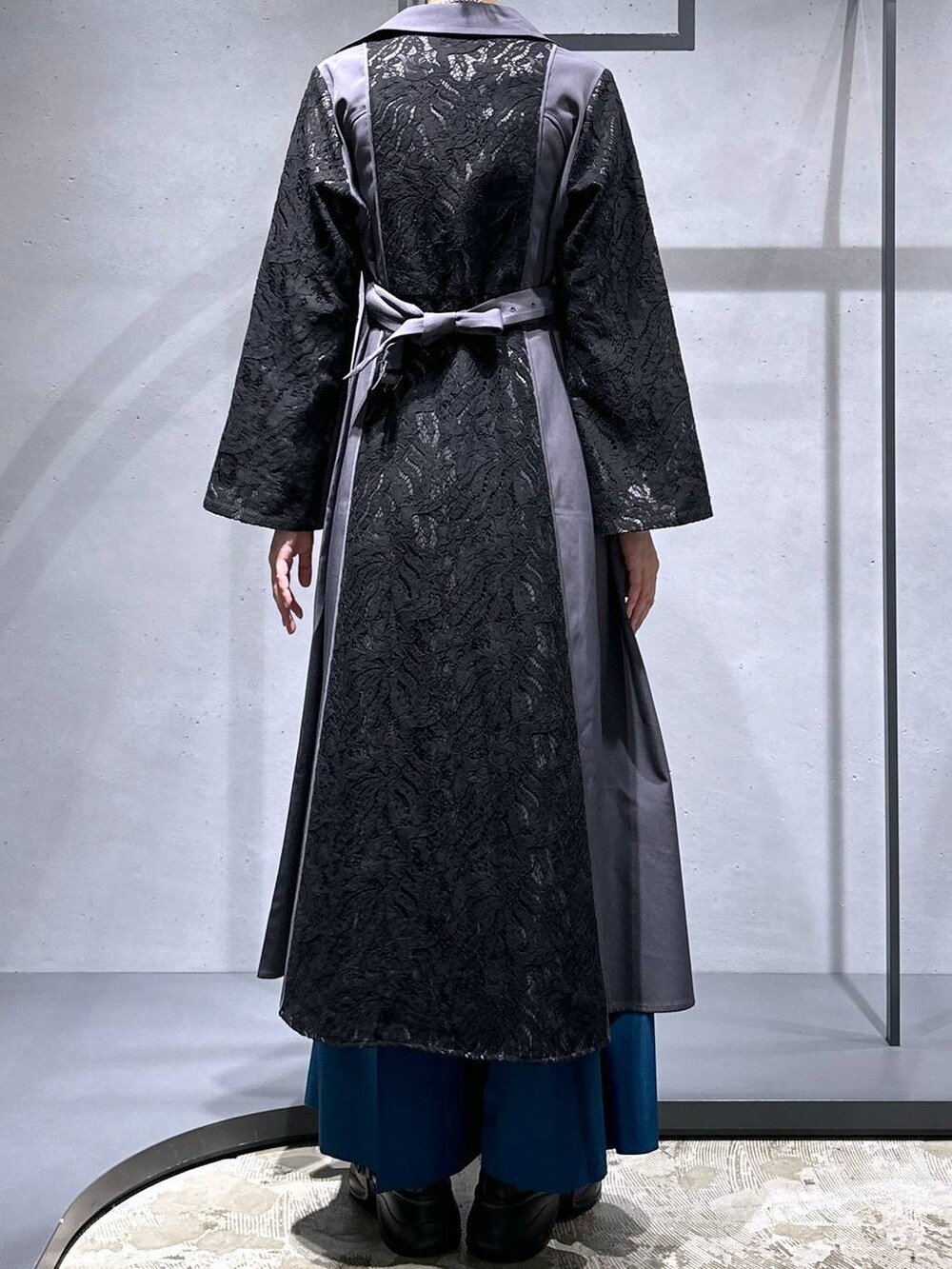 ブラック系のワンピース、ブルー系のその他パンツ、ブラック系のブーツを着用したレディースの夏コーディネートの3枚目の写真