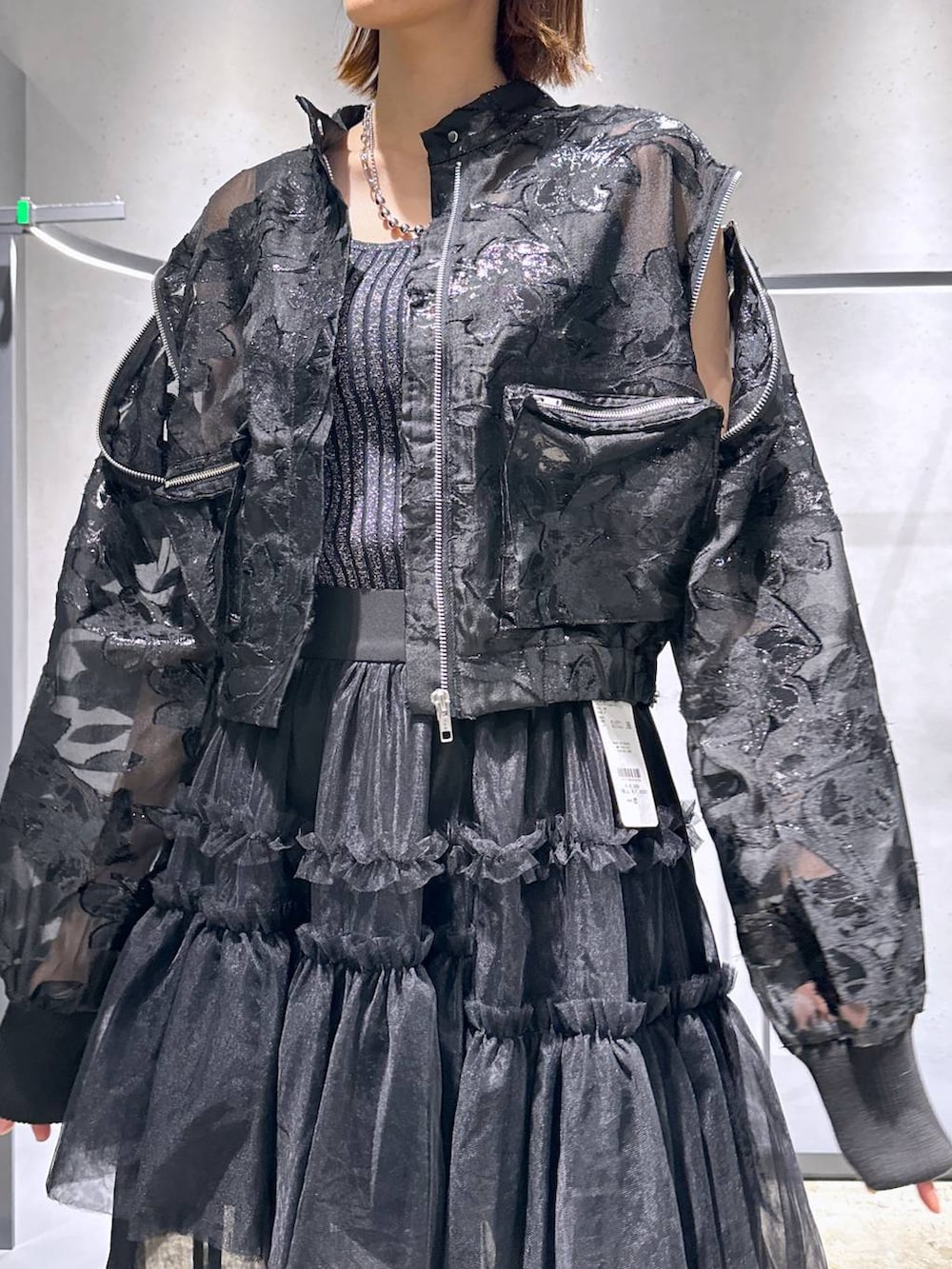 ブラック系のタンクトップ、ブラック系のサンダル、ブラック系のスカートを着用したレディースの夏コーディネートの5枚目の写真