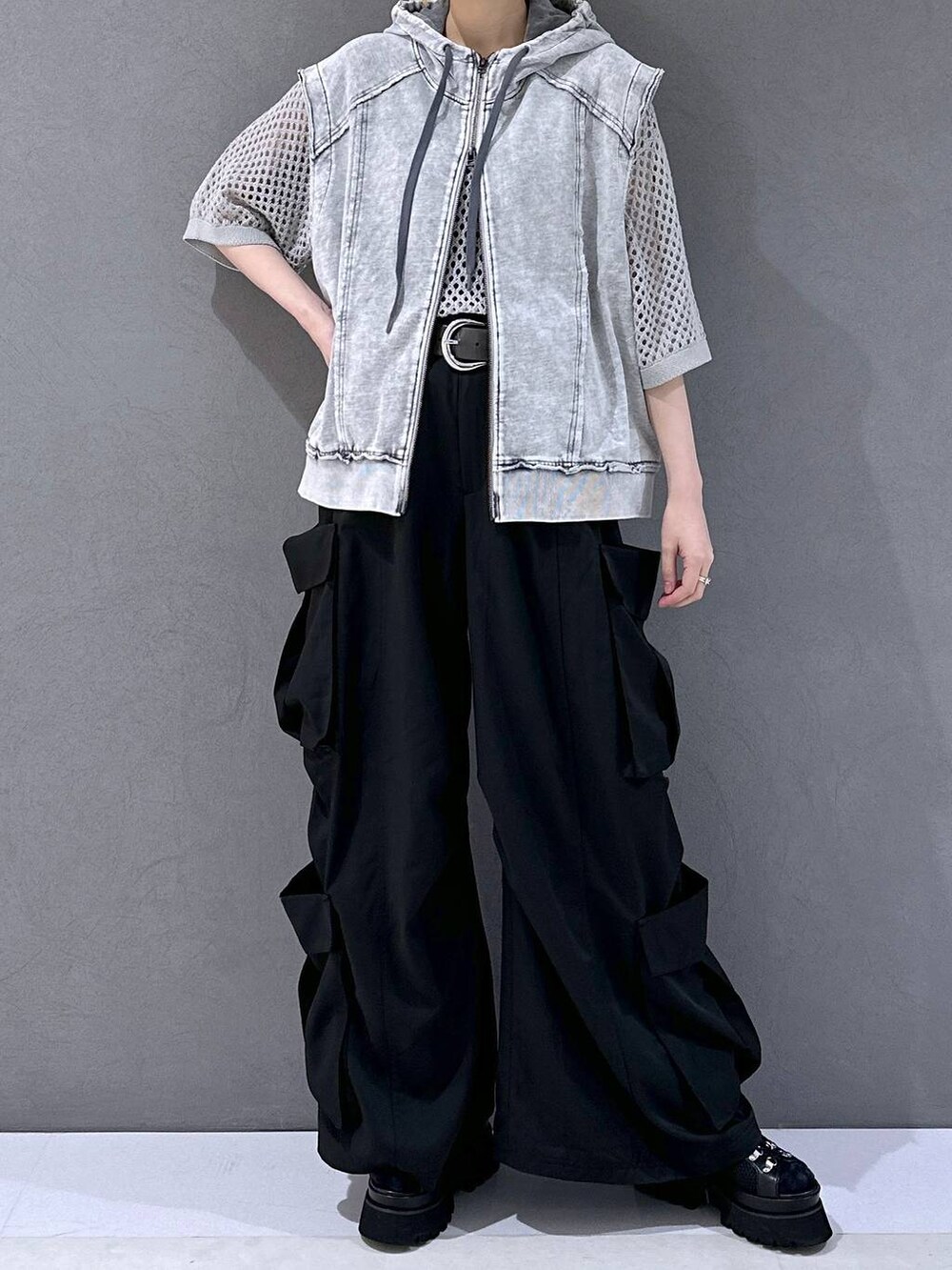 ブラック系のサンダル、ブラック系のカーゴパンツ、グレー系のニット/セーターを着用したレディースの春コーディネートの4枚目の写真