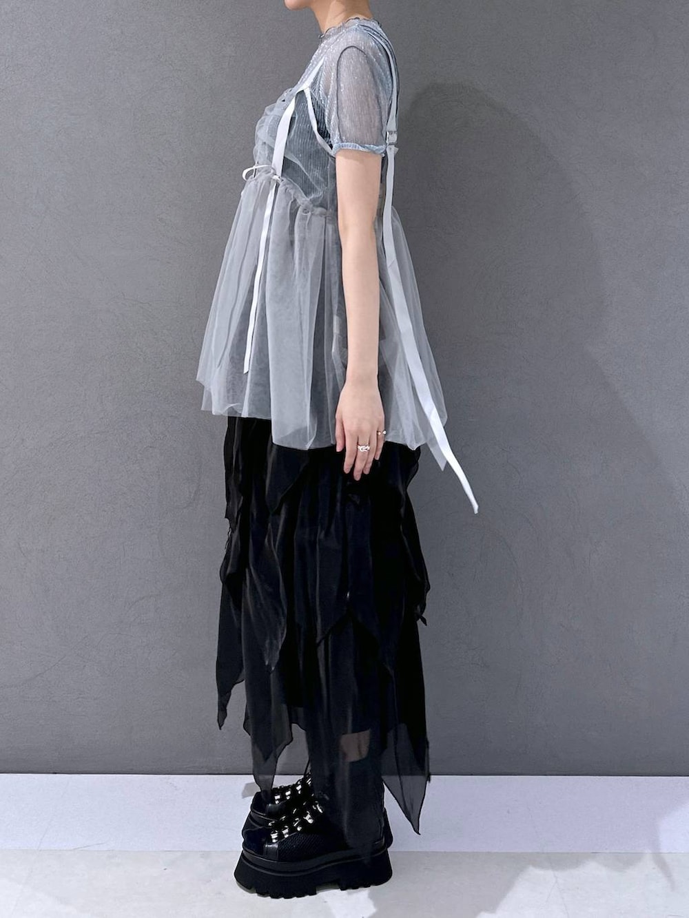 ブラック系のサンダル、ブラック系のスカート、ブルー系のTシャツ/カットソーを着用したレディースの春コーディネートの2枚目の写真