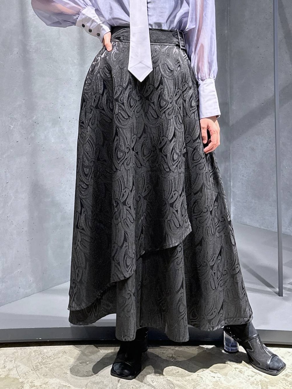 ブラック系のサンダル、ブラック系のスカート、パープル系のシャツ/ブラウスを着用したレディースの春コーディネートの7枚目の写真