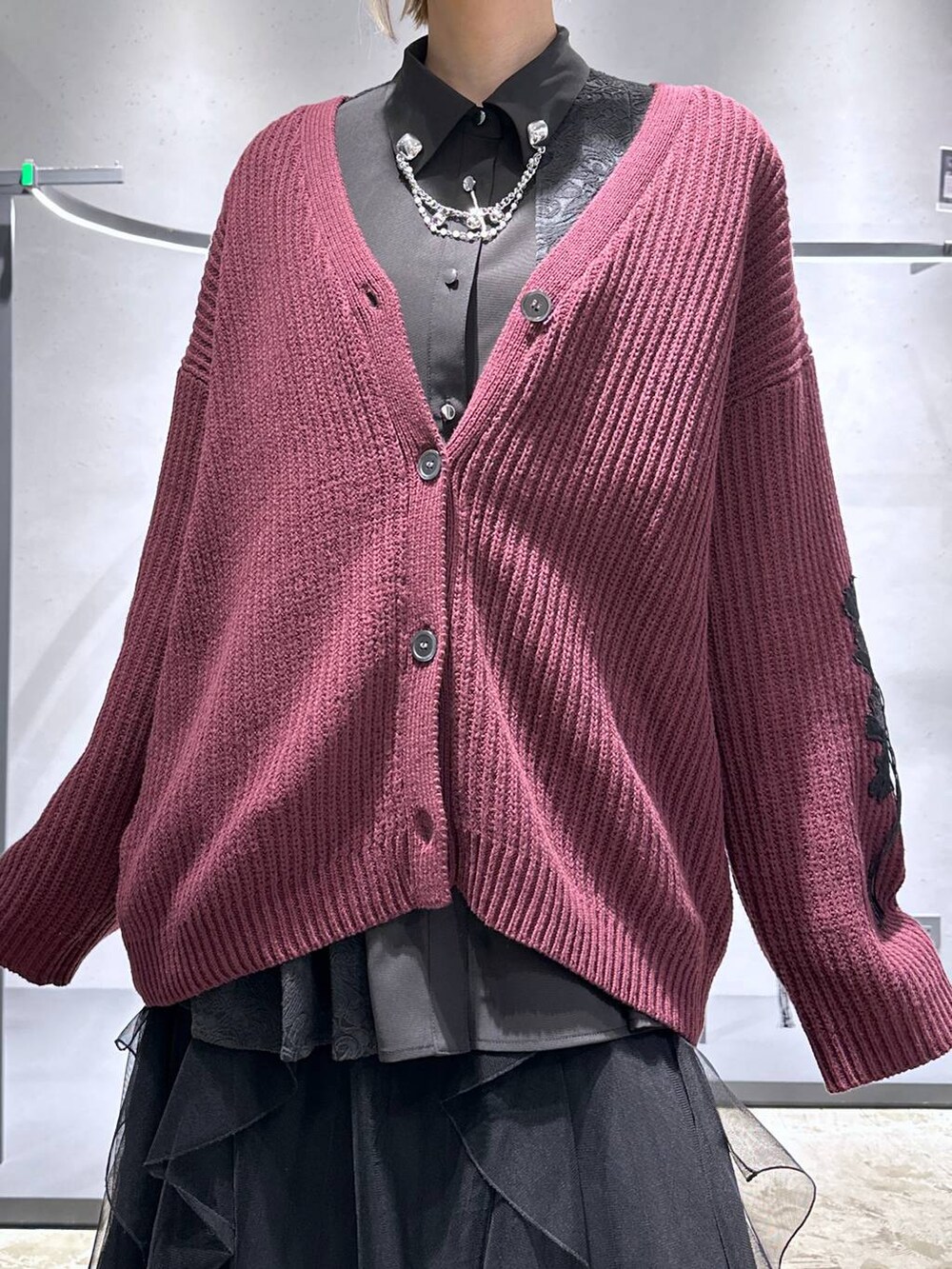 「高身長、メンズライク、女子ウケ、休日コーデ、秋コーデ、冬コーデ、骨格ウェーブ、個性派、モード、きれいめ、HARE、カーディガン、シャツ、ニット、スカート」｜「HAREのデザインラペルクリップ(HARE)（ブローチ/コサージュ、シルバー系）」を使った、ココロさん（レディース・169cm）の冬コーディネートの6枚目の写真