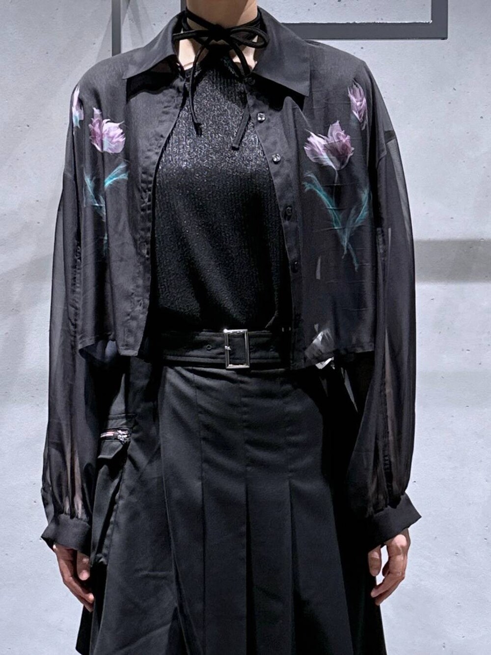 ブラック系のサンダル、ブラック系のTシャツ/カットソー、ブラック系のその他パンツを着用したレディースの春コーディネートの6枚目の写真