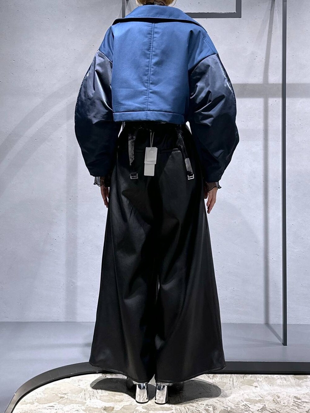 「個性派、モード、ベーシック/シンプル、きれいめ、HARE、高身長、メンズライク、女子ウケ、休日コーデ、秋コーデ、骨格ウェーブ、ブルゾン、アウター、ワイドパンツ、レザー」｜「HAREのメタルヒールストレッチブーツ(HARE)（ブーツ、シルバー系）」を使った、ココロさん（レディース・169cm）の秋コーディネートの3枚目の写真