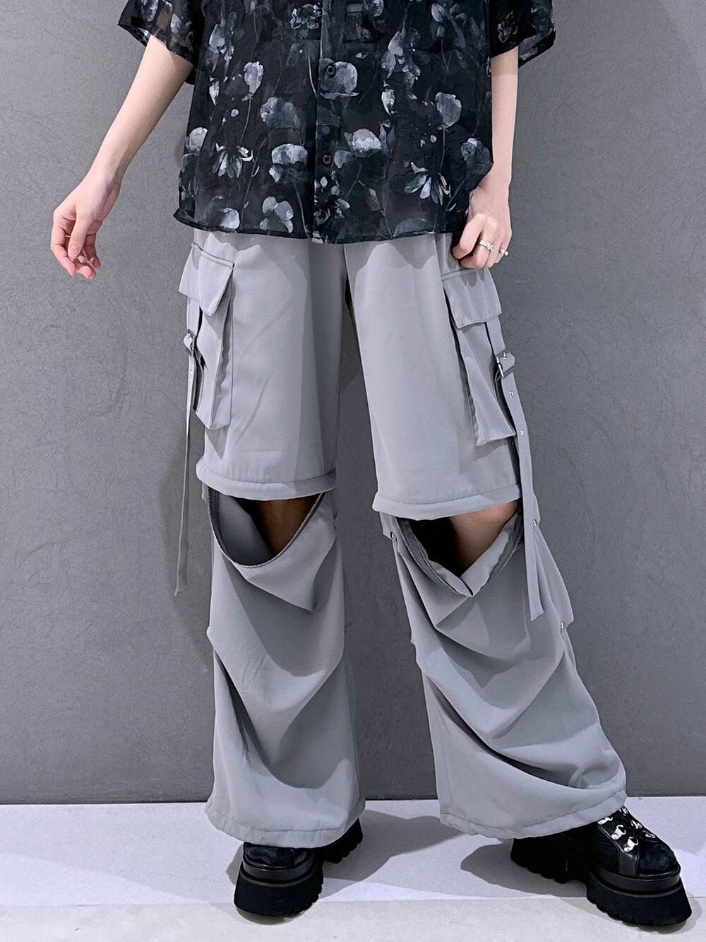 ブラック系のサンダル、グレー系のカーゴパンツ、ブラック系のシャツ/ブラウスを着用したレディースの春コーディネートの6枚目の写真