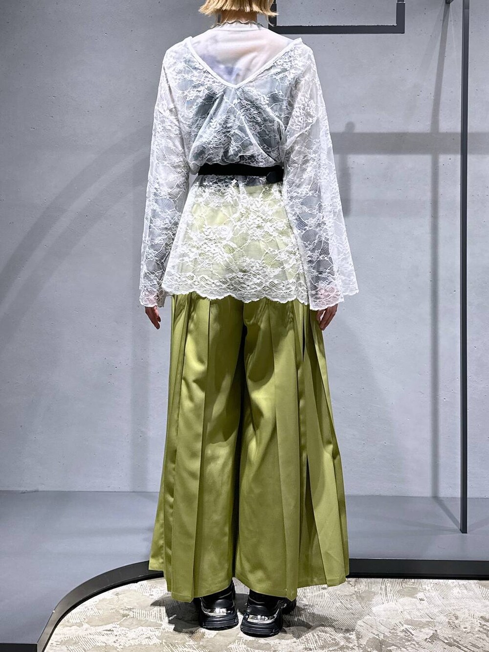 グリーン系のその他パンツ、グリーン系のTシャツ/カットソー、ブラック系のスニーカーを着用したレディースの冬コーディネートの3枚目の写真