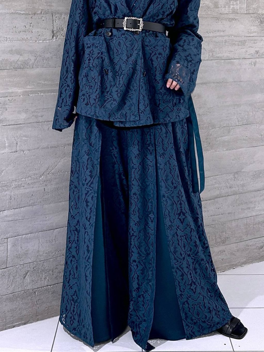 ブルー系のテーラードジャケット、ブラック系のシャツ/ブラウス、ブラック系のサンダルを着用したレディースの春コーディネートの6枚目の写真