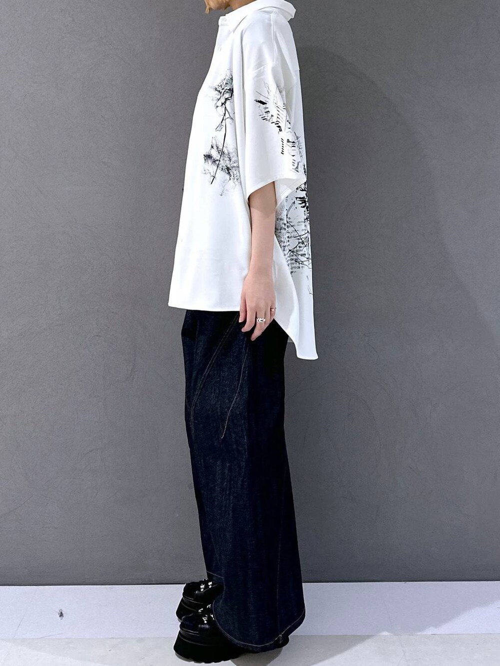 ブラック系のサンダル、ブルー系のデニムパンツ、グレー系のTシャツ/カットソーを着用したレディースの春コーディネートの3枚目の写真