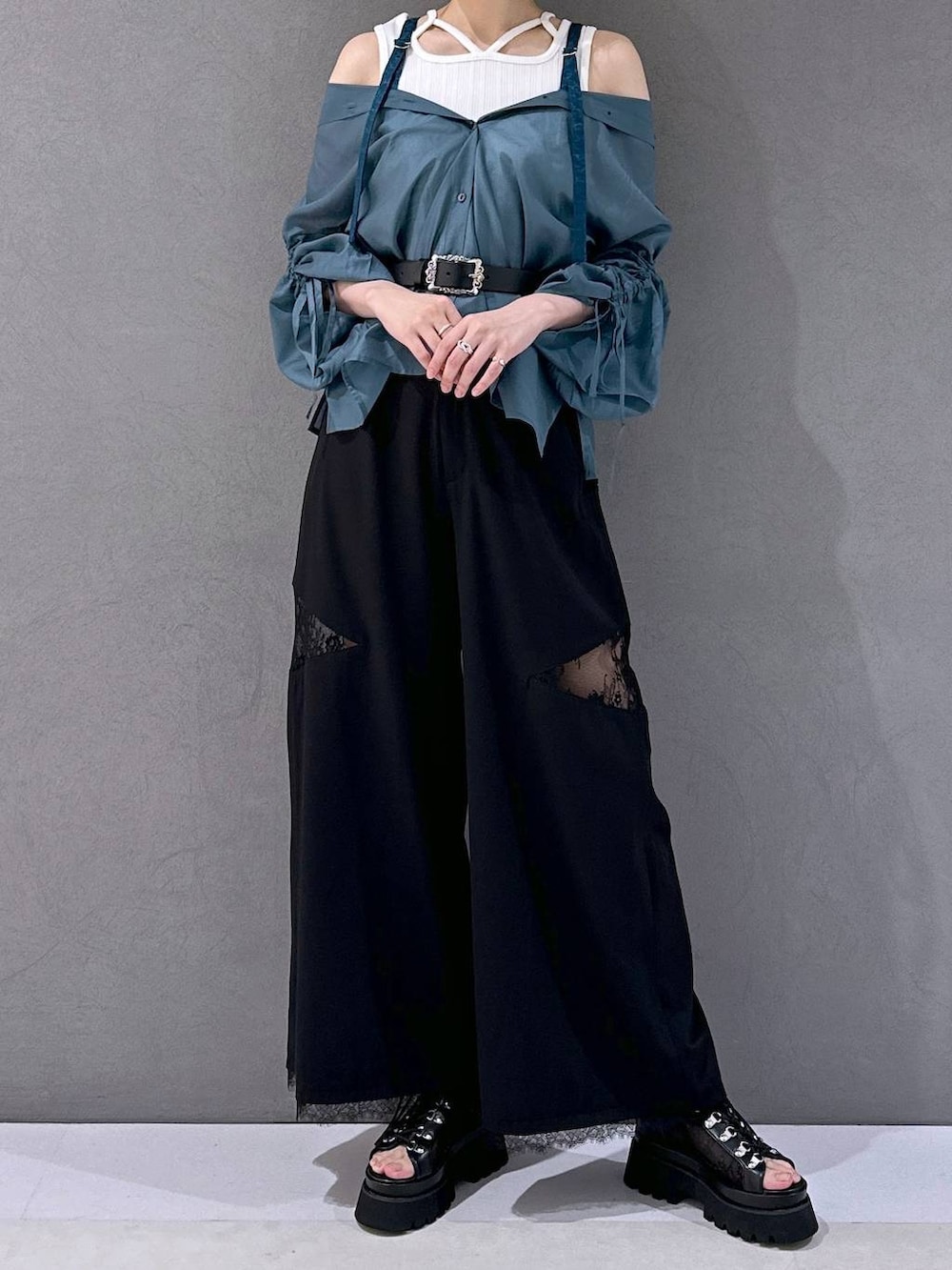 ブラック系のサンダル、ホワイト系のタンクトップ、ブラック系のその他パンツを着用したレディースの夏コーディネートの4枚目の写真