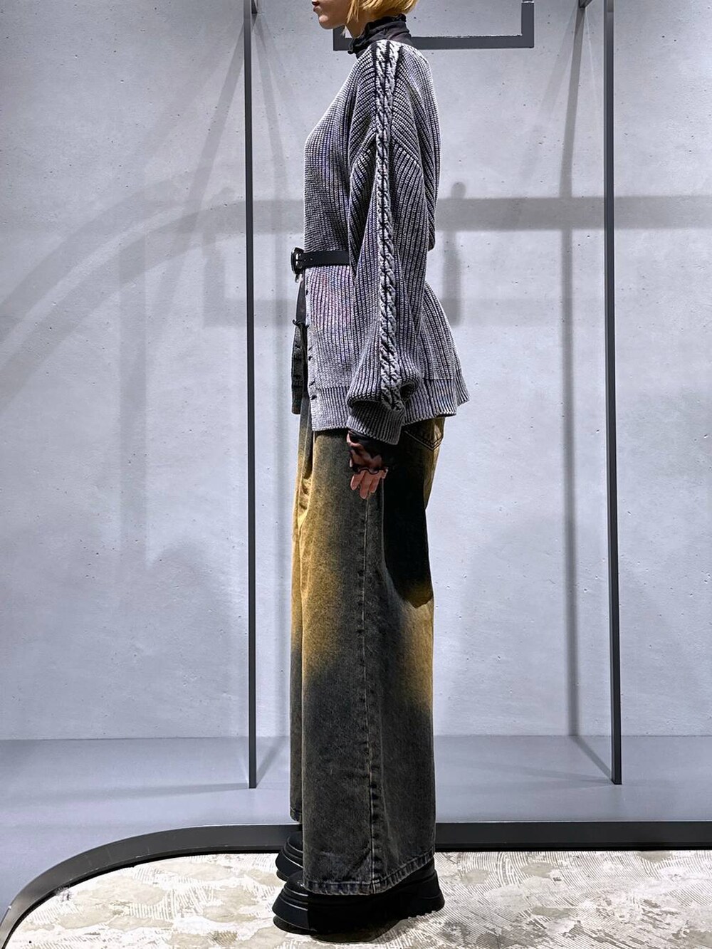 オレンジ系のデニムパンツ、ブラック系のブーツ、オレンジ系のTシャツ/カットソーを着用したレディースの秋コーディネートの2枚目の写真