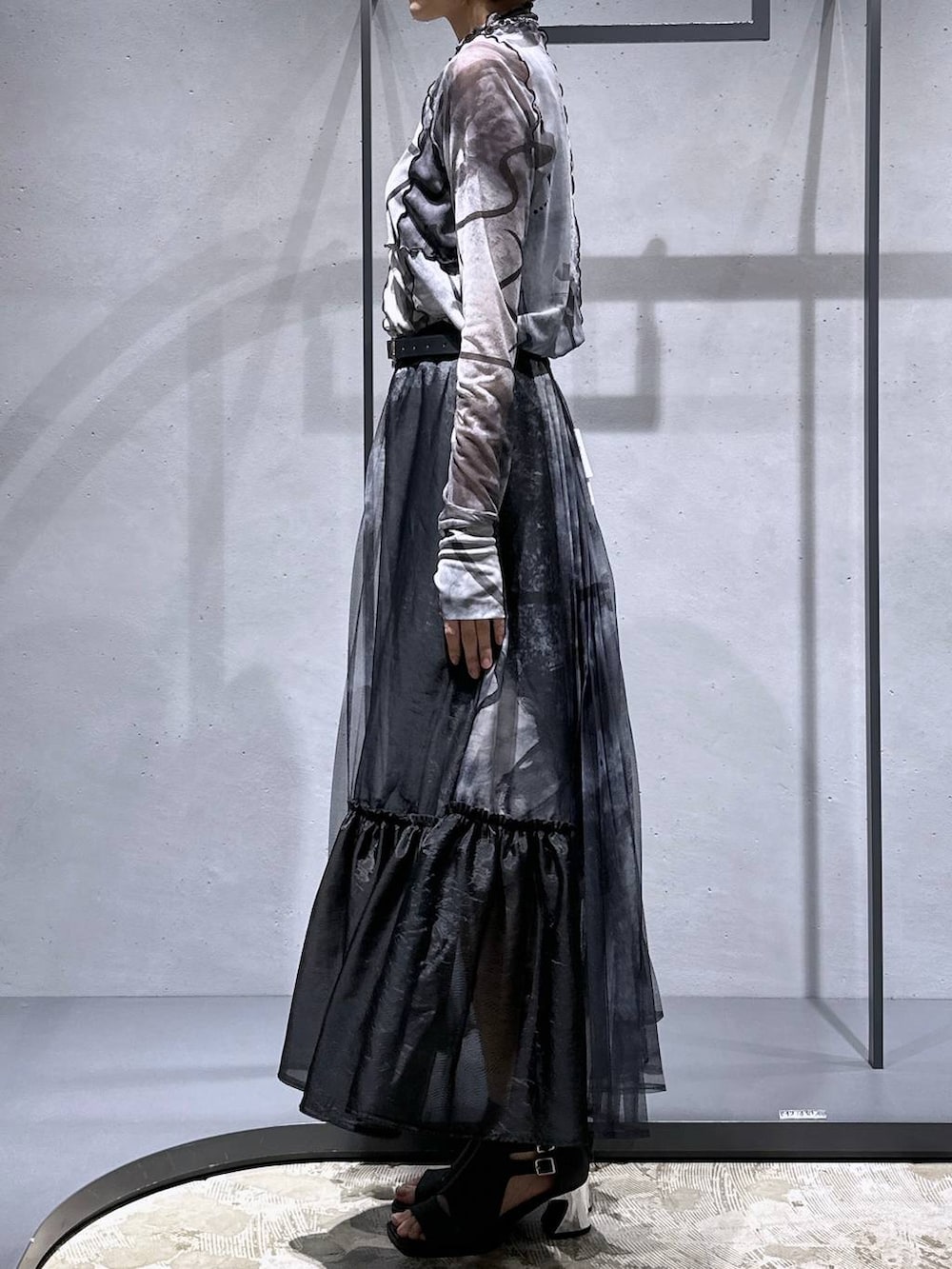 ブラック系のサンダル、ブラック系のスカート、ホワイト系のTシャツ/カットソーを着用したレディースの夏コーディネートの3枚目の写真