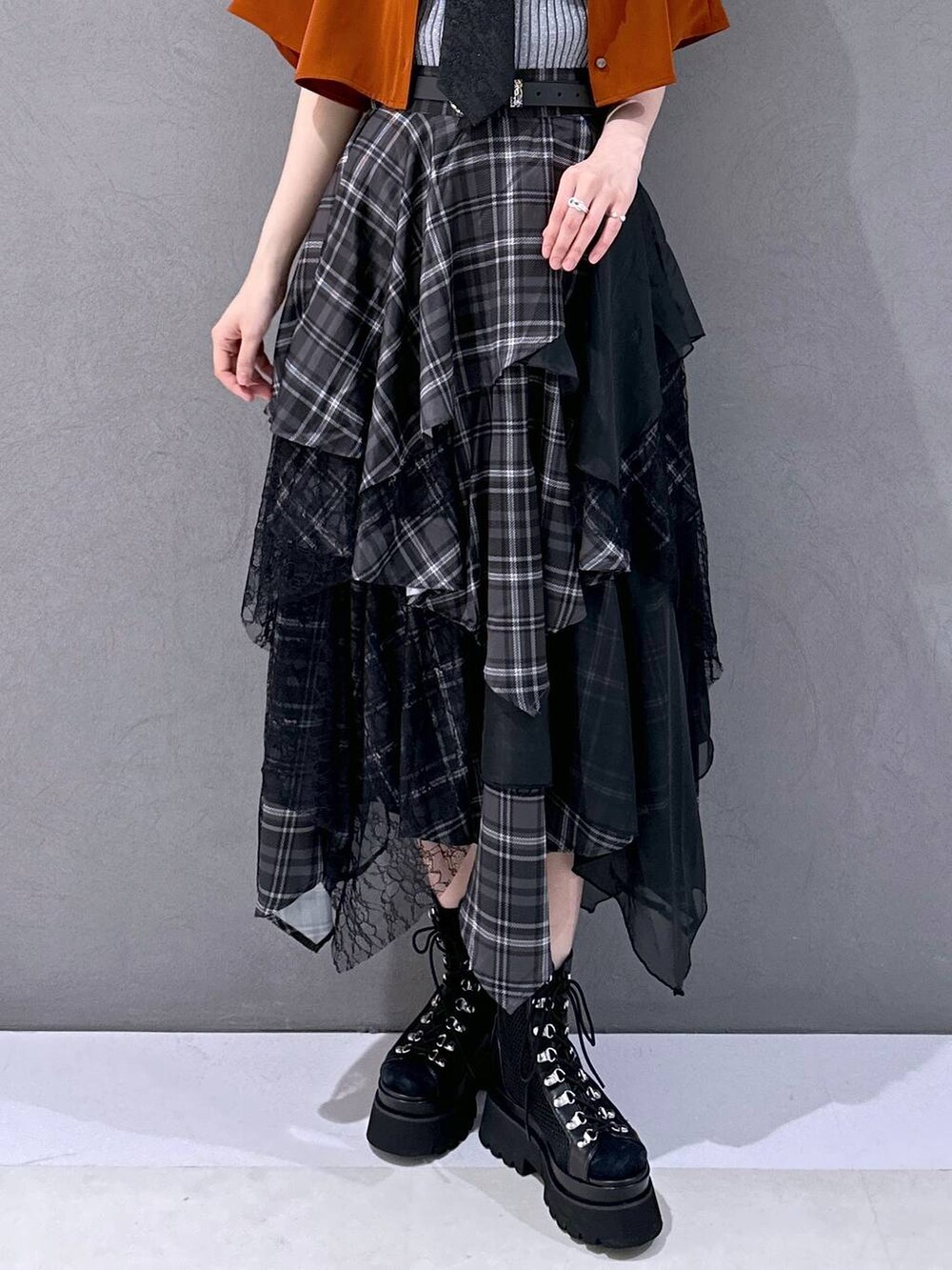 ブラック系のネクタイ、ブラック系のサンダル、グレー系のタンクトップを着用したレディースの春コーディネートの6枚目の写真