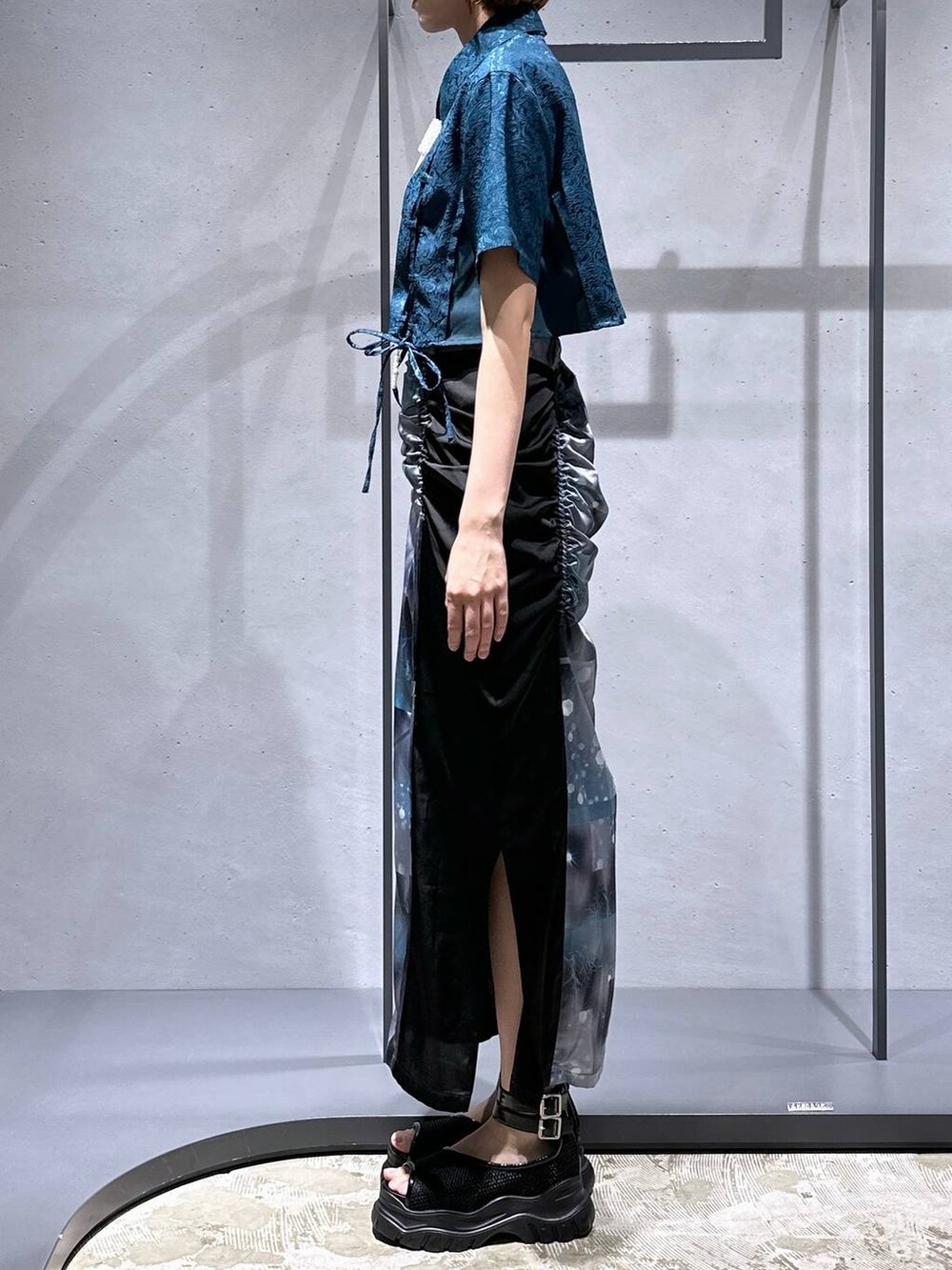 グリーン系のシャツ/ブラウス、ブラック系のサンダル、ブラック系のスカートを着用したレディースの夏コーディネートの4枚目の写真