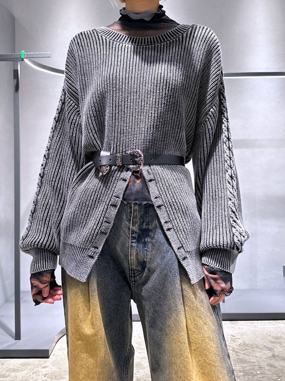 オレンジ系のデニムパンツ、ブラック系のブーツ、オレンジ系のTシャツ/カットソーを着用したレディースの秋コーディネートの5枚目の写真