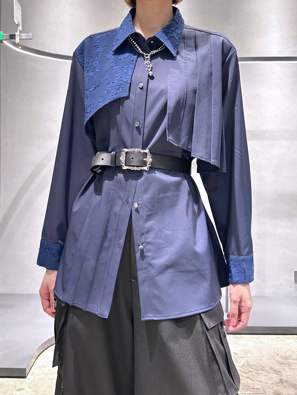 ブラック系のブーツ、ブルー系のシャツ/ブラウス、ブラック系のカーゴパンツを着用したレディースの秋コーディネートの5枚目の写真