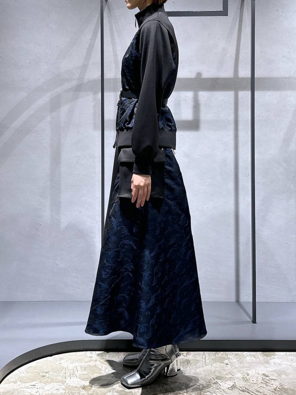 シルバー系のブーツ、ブルー系のジャージ、ブルー系のスカートを着用したレディースの秋コーディネートの2枚目の写真