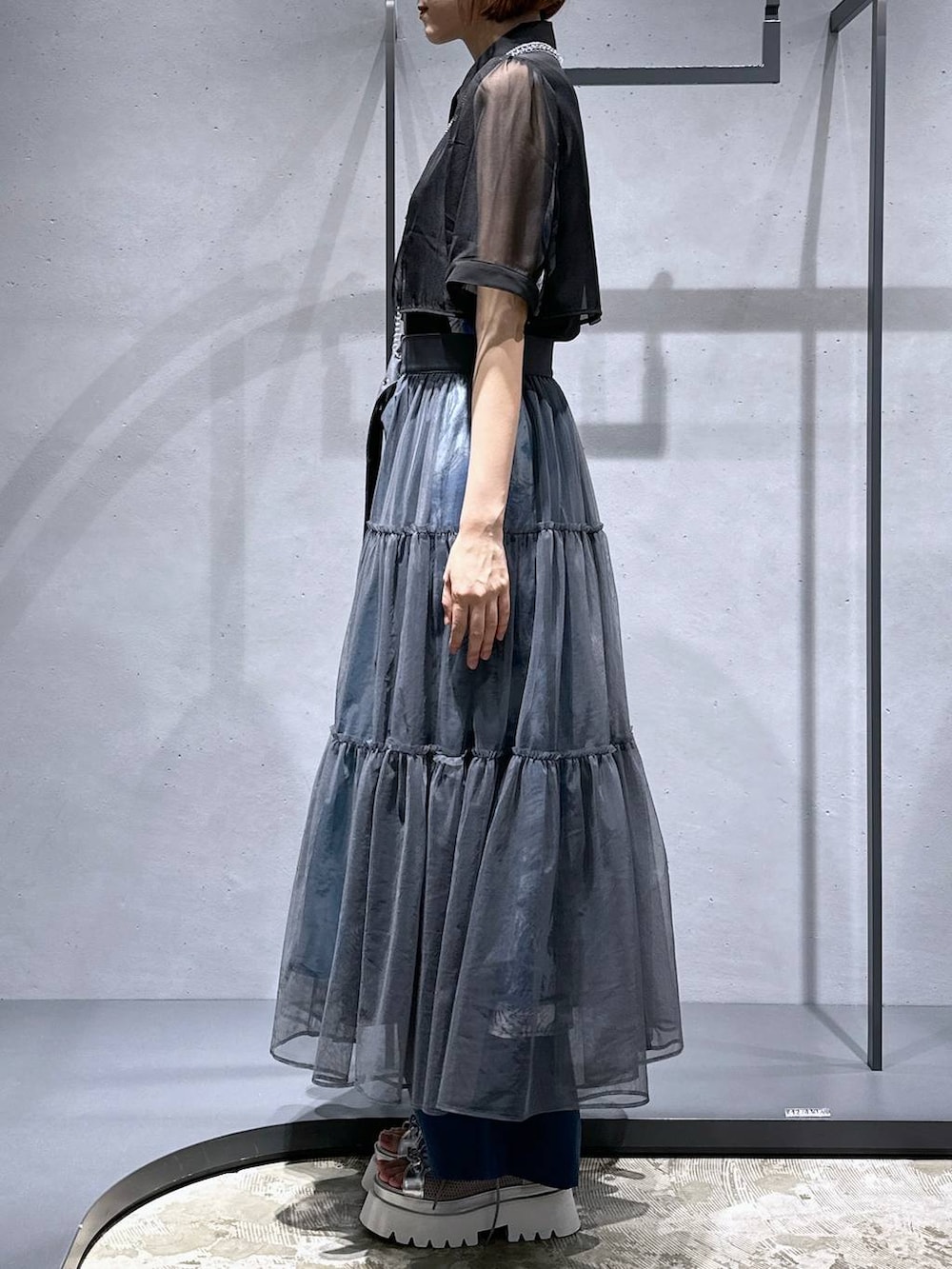 ブルー系のその他パンツ、シルバー系のサンダル、ブルー系のワンピースを着用したレディースの夏コーディネートの4枚目の写真