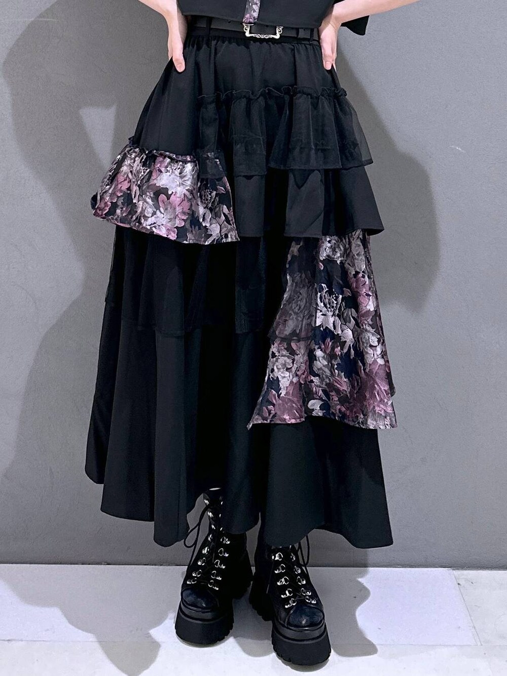 ブラック系のサンダル、ピンク系のシャツ/ブラウス、ピンク系のスカートを着用したレディースの春コーディネートの7枚目の写真