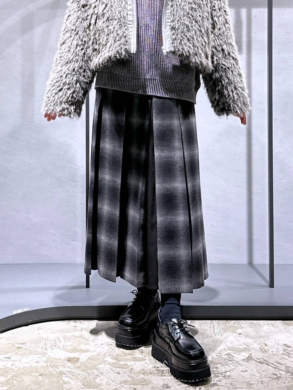 イエロー系のTシャツ/カットソー、ブラック系のドレスシューズ、ベージュ系のブルゾンを着用したレディースの秋コーディネートの6枚目の写真