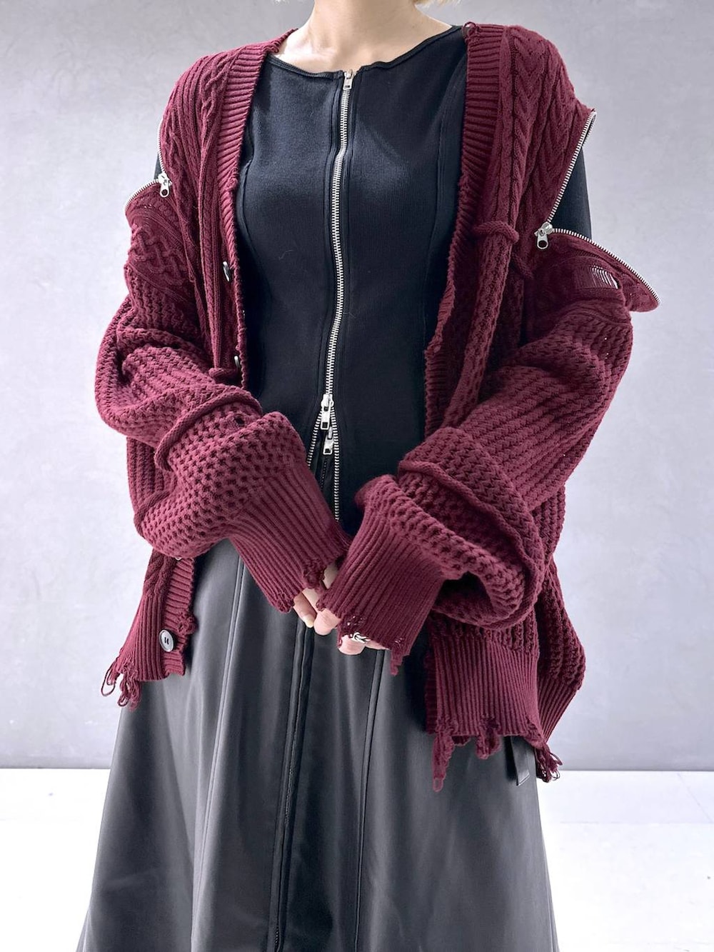 ブラック系のカーディガン/ボレロ、ブラック系のブーツ、レッド系のカーディガン/ボレロを着用したレディースの秋コーディネートの6枚目の写真