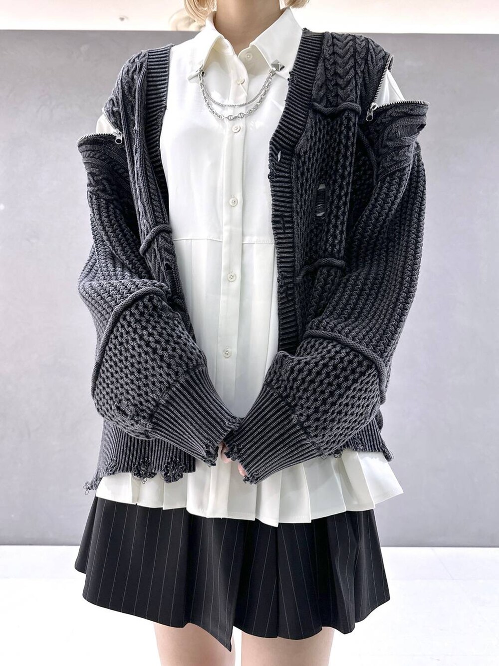 ブラック系のその他パンツ、ブラック系のカーディガン/ボレロ、ブラック系のブーツを着用したレディースの秋コーディネートの5枚目の写真