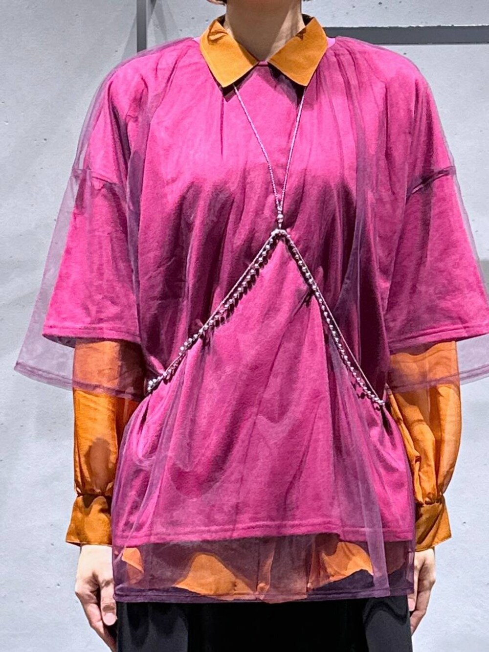 オレンジ系のシャツ/ブラウス、ピンク系のTシャツ/カットソー、ブラック系のサンダルを着用したレディースの夏コーディネートの6枚目の写真