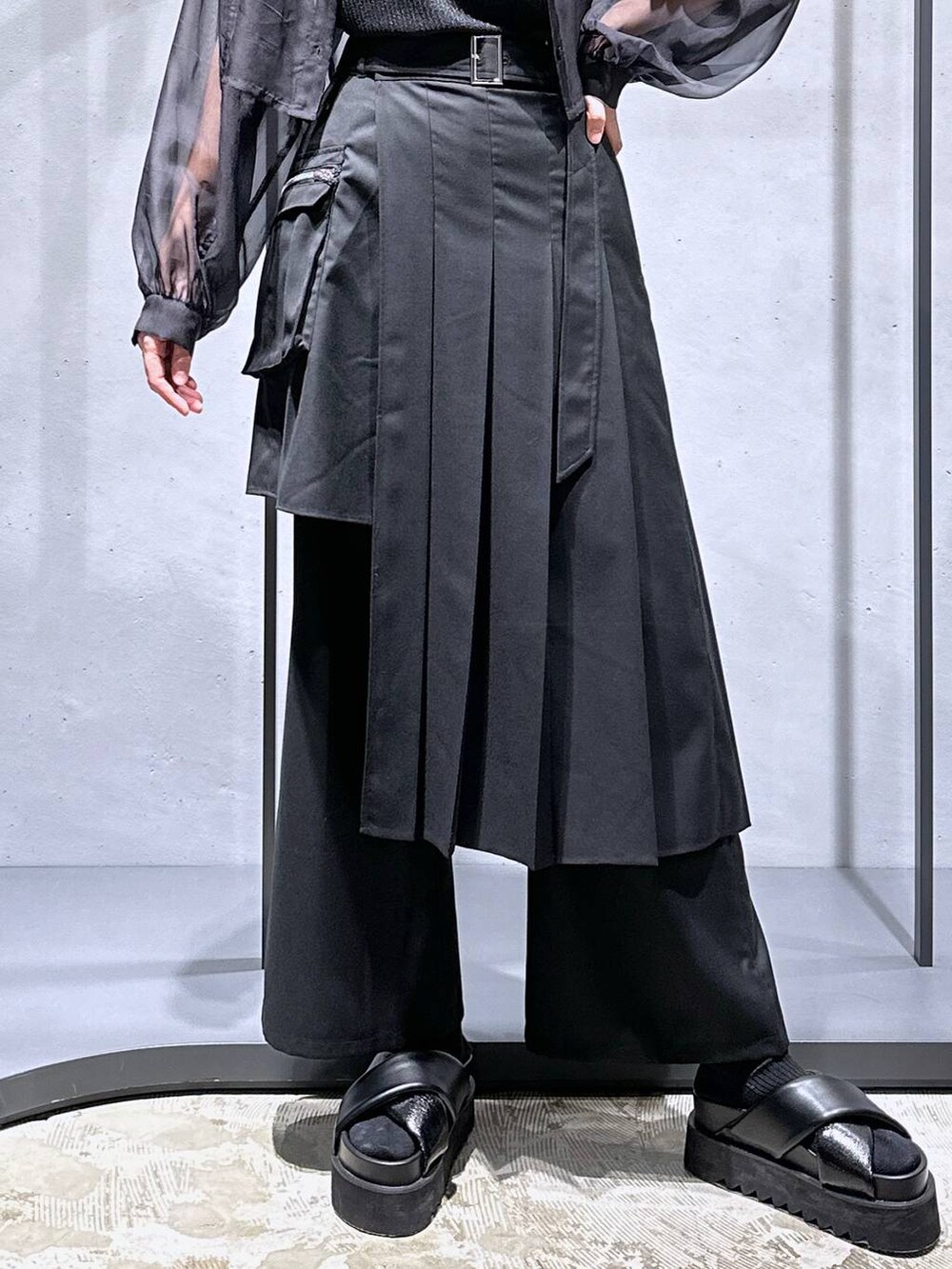 ブラック系のサンダル、ブラック系のTシャツ/カットソー、ブラック系のその他パンツを着用したレディースの春コーディネートの7枚目の写真