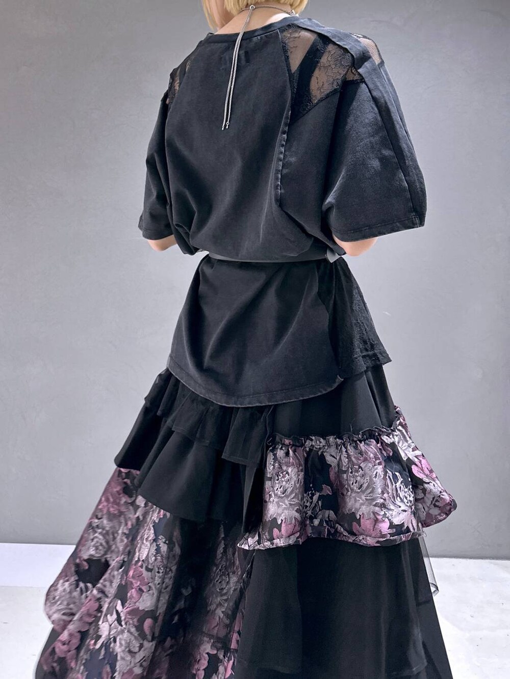 ブラック系のネクタイ、ブラック系のサンダル、ブラック系のTシャツ/カットソーを着用したレディースの春コーディネートの6枚目の写真