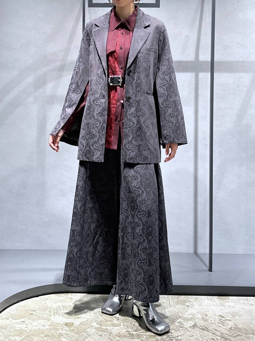 シルバー系のブーツ、グレー系のその他パンツ、グレー系のテーラードジャケットを着用したレディースの秋コーディネートの4枚目の写真